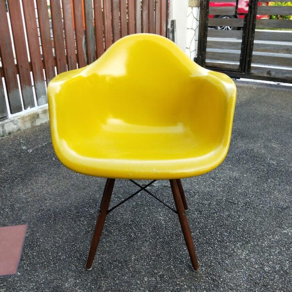 Bistro modern eames plastic seat