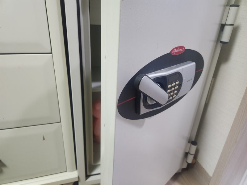 fireproof safe, fire resistant safe, waterproof fire safe, home fire safe, office fire safe, security safe, digital safe, electronic safe, key lock safe, combination lock safe, biometric safe, fingerprint safe, steel safe, heavy duty safe, high security safe, portable fire safe, small fire safe, large fire safe, compact fire safe, wall safe, floor safe, cabinet safe, document safe, gun safe, jewelry safe, cash safe, valuables safe, confidential safe, private safe, personal safe, household safe, commercial safe, business safe, fireproof document safe, fireproof cash safe, fireproof jewelry safe, fireproof gun safe, waterproof and fireproof safe, dual protection safe, high capacity fire safe, low capacity fire safe, digital lock fire safe, electronic keypad safe, smart safe, WiFi enabled safe, app controlled safe, quick access safe, secure storage safe, tamper proof safe, anti theft safe, anti burglary safe, heavy security safe, reinforced safe, safe with fire rating, 30 minute fire safe, 1 hour fire safe, 2 hour fire safe, fire resistant box, document protection safe, valuables protection safe, secure storage box, portable security safe, safe with handle, safe with wheels, floor mountable safe, wall mountable safe, hidden safe, concealment safe, office security safe, home security safe, luxury safe, premium fire safe, budget fire safe, affordable safe, high quality fire safe, best fire safe, top rated fire safe, trending fire safe, popular fire safe, customer favorite fire safe, must have fire safe, essential fire safe, professional safe, executive safe, corporate safe, desktop safe, cabinet safe, storage safe, multi purpose safe, heavy duty fire safe, compact home safe, small office safe, large office safe, high capacity safe, ultra secure safe, biometric fingerprint safe, digital keypad safe, combination dial safe, secure key lock safe, waterproof fireproof safe, anti fire safe, anti water safe, emergency safe, safe for documents, safe for valuables, safe for cash, safe for jewelry, safe for guns, safe for electronics, safe for passports, safe for certificates, safe for legal documents, safe for business papers, safe for family documents, safe for wedding rings, safe for heirlooms, safe for collectibles, safe for bonds, safe for money, safe for important files, safe for credit cards, safe for passports and IDs, fireproof storage box, portable security box, emergency cash safe, fireproof file cabinet, fireproof box for home, office safe storage, anti fire box, waterproof and fireproof box, secure home safe, secure office safe, anti theft home safe, tamper proof home safe, safe with reinforced steel, safe with strong lock, safe with advanced security, high strength safe, fireproof and waterproof safe, safe with key backup, safe with dual lock, safe with master key, hidden wall safe, hidden floor safe, safe for hotel rooms, safe for apartments, safe for villas, safe for offices, safe for commercial spaces, safe for banks, safe for retail, safe for schools, safe for hospitals, safe for clinics, safe for institutions, safe for libraries, fireproof gun storage, gun cabinet fireproof, safe for firearms, firearm security safe, heavy duty gun safe, compact gun safe, biometric gun safe, electronic gun safe, digital gun safe, fire resistant gun safe, water resistant gun safe, safe for cash storage, secure cash box, business cash safe, small cash safe, large cash safe, safe for jewelry storage, jewelry box safe, secure jewelry cabinet, high security jewelry safe, compact jewelry safe, personal jewelry safe, safe for watches, rings, necklaces, bracelets, precious metals safe, gold safe, silver safe, collectible coins safe, antique coins safe, luxury fireproof safe, premium home safe, professional office safe, executive document safe, fireproof document box, safe for papers, safe for contracts, safe for insurance documents, safe for deeds, safe for property papers, safe for stock certificates, safe for legal contracts, safe for confidential records, safe for sensitive files, safe for digital media, safe for USB drives, safe for external hard drives, fireproof media safe, waterproof media safe, digital storage safe, office organization safe, workplace security safe, cabinet style safe, floor standing safe, under desk safe, wall mounted safe, hidden storage safe, furniture safe, anti burglary safe, safe with alarm, safe with alert system, smart security safe, app monitored safe, remote access safe, keyless entry safe, combination safe, multi lock safe, dual security safe, tamper resistant safe, theft proof safe, reinforced steel safe, anti drill safe, anti pry safe, fireproof locker, waterproof locker safe, home security box, office storage safe, compact storage safe, emergency preparedness safe, disaster safe, safety box, secure storage solution, emergency document safe, portable fire safe, lightweight safe, heavy duty fire box, compact firebox, large firebox safe, small file safe, medium fire safe, high capacity document safe, top security safe, advanced locking safe, electronic locking safe, biometric fingerprint lock safe, combination dial locking safe, key access safe, safe for valuables, safe for electronics, laptop safe, tablet safe, hard drive safe, memory safe, safe with interior shelves, safe with interior compartments, safe with removable shelves, safe with adjustable compartments, safe with fireproof lining, safe with insulated walls, heat resistant safe, safe for sensitive items, safe with reinforced door, safe with secure hinges, safe with reinforced corners, cabinet style fire safe, modern fire safe, minimalist fire safe, contemporary fire safe, sleek fire safe, stylish safe, designer fire safe, luxury home safe, premium office safe, elite fireproof safe, trusted brand safe, verified quality safe, certified fireproof safe, tested safe, safety approved safe, ISO certified safe, UL rated fire safe, ETL certified safe, CE certified safe, CSA certified safe, OSHA compliant safe, fireproof home safe, fireproof office safe, office organization cabinet, emergency security box, secure valuables cabinet, secure office storage, document protection safe, home protection safe, office protection safe, security cabinet for business, secure storage for documents, secure storage for valuables, portable security safe box, compact fire resistant safe, small portable fireproof safe, medium size fire safe, large storage fireproof safe, high capacity safe for files, secure locking system safe, digital security safe, advanced digital lock safe, smart biometric safe, fingerprint recognition safe, keypad entry safe, emergency override safe, anti tamper safe, anti hacking safe, fire and water protection safe, waterproof fireproof security safe, multipurpose security safe, home essential safe, office essential safe, secure valuables storage, safe for home valuables, safe for office valuables, safe for digital storage, safe for personal belongings, safe for confidential documents, secure storage for jewelry, secure storage for cash, safe for financial documents, safe for passports and IDs, secure key storage, secure password storage safe, emergency preparedness storage, disaster protection safe, protective home safe, protective office safe, anti theft storage safe, tamper proof cabinet safe, lockable fireproof cabinet, key access security safe, combination access safe, biometric access safe, high strength fire safe, steel reinforced fire safe, anti break-in safe, anti pry fire safe, anti drill fire safe, ultra durable fire safe, long lasting fire safe, compact home safe, small office safe, large office safe, digital fire safe, smart home fire safe, office security solution, professional secure safe, corporate fire safe, business essential safe, office document protection, confidential document storage, sensitive document safe, secure business storage, secure professional storage, secure personal storage, top rated security safe, highly rated fire safe, best selling fire safe, popular fireproof safe, trending fire safe, customer favorite safe, editor choice safe, staff recommended safe, high demand safe, quality approved fire safe, guaranteed protection safe, safety certified safe, UL listed safe, fire tested safe, water resistant tested safe, extreme heat safe, extreme water safe, best investment fire safe, long term storage safe, essential home safety safe, essential office safety safe, smart security solution, modern fireproof safe, compact and portable safe, emergency ready safe, safety first safe, must have fire safe, home office essential safe, professional office essential safe, secure storage investment, valuable protection safe, peace of mind safe, trusted fire safe brand, top security product, high performance safe, innovative fireproof safe, advanced safety safe, digital era fire safe, future proof fire safe, reliable home safe, reliable office safe, durable security solution, high tech fire safe, protective storage solution, ultimate fire safe, ultimate security safe, premium fire resistant safe, deluxe fireproof safe, elite security fire safe, luxury document safe, luxury valuables safe, professional security safe, office storage innovation, home safety essential, workplace protection safe, safe for valuables and documents, fireproof vault, secure vault, compact vault safe, high security vault safe, tamper resistant vault, safe for home office, safe for business office, fireproof and waterproof vault, cabinet vault safe, emergency vault safe, digital vault safe, biometric vault safe, premium vault safe, security investment safe, top choice fire safe, best rated fire safe, trusted home safe, trusted office safe, certified fireproof safe, official security safe, secure storage box, secure storage cabinet, fireproof storage unit, protective fire cabinet, fire protection safe, emergency document vault, emergency valuables vault, home protection vault, office protection vault, fireproof safety box, personal security safe, professional security safe, modern design fire safe, durable storage safe, steel construction safe, reinforced steel safe, anti break-in vault, tamper proof vault, biometric security vault, electronic locking vault, digital security vault, smart safe solution, innovative home safe, innovative office safe, secure storage solution, fireproof safe 2026, top fireproof safe 2026, trending fireproof safe 2026, must have security safe 2026, best value fire safe 2026, premium fireproof safe 2026, professional office safe 2026, home essential safe 2026, durable high security safe, large capacity fire safe, compact fireproof storage, portable emergency safe, safe for home and office, secure storage for valuables, secure protection safe, certified security safe, trusted fireproof safe, high performance fire safe, fireproof safe in Nairobi, fireproof safe in Mombasa, fireproof safe in Kisumu, fireproof safe in Nakuru, fireproof safe in Eldoret, fireproof safe in Thika, fireproof safe in Malindi, fireproof safe in Kitale, fireproof safe in Garissa, fireproof safe in Nyeri, fireproof safe in Machakos, fireproof safe in Kericho, fireproof safe in Embu, fireproof safe in Meru, fireproof safe in Kakamega, fireproof safe in Lamu, fireproof safe in Naivasha, fireproof safe in Voi, fireproof safe in Bungoma, fireproof safe in Narok, fireproof safe in Kilifi, fireproof safe in Isiolo, fireproof safe in Nanyuki, fireproof safe in Marsabit, fireproof safe in Mumias, fireproof safe in Busia, fireproof safe in Wajir, fireproof safe in Mandera, fireproof safe in Homa Bay, fireproof safe in Bomet, fireproof safe in Siaya, fireproof safe in Murang’a, fireproof safe in Kitui, fireproof safe in Kapenguria, fireproof safe in Taveta, fireproof safe in Kajiado, fireproof safe in Makueni, fireproof safe in Chuka, fireproof safe in Kerugoya, fireproof safe in Diani, fireproof safe in Watamu, fireproof safe in Kikuyu, fireproof safe in Limuru, fireproof safe in Ruiru, fireproof safe in Webuye, fireproof safe in Othaya, fireproof safe in Runyenjes, fireproof safe in Nyahururu, fireproof safe in Gilgil, fireproof safe in Kangundo, fireproof safe in Oyugis, fireproof safe in Kisii, fireproof safe in Vihiga, fireproof safe in Kwale, fireproof safe in Samburu, fireproof safe in Turkana, fireproof safe in Kilgoris, fireproof safe in Sotik, fireproof safe in Malaba, fireproof safe in Luanda, fireproof safe in Maralal, fireproof safe in Siakago, fireproof safe in Kapsabet, fireproof safe in Iten, fireproof safe in Mbale, fireproof safe in Wote, fireproof safe in Hola, fireproof safe in Lodwar, fireproof safe in Rumuruti, fireproof safe in Subukia, fireproof safe in Makindu, fireproof safe in Sultan Hamud, fireproof safe in Litein, fireproof safe in Awendo, fireproof safe in Kehancha, fireproof safe in Rongo, fireproof safe in Kendu Bay, fireproof safe in Ukwala, fireproof safe in Yala, fireproof safe in Port Victoria, fireproof safe in Funyula,